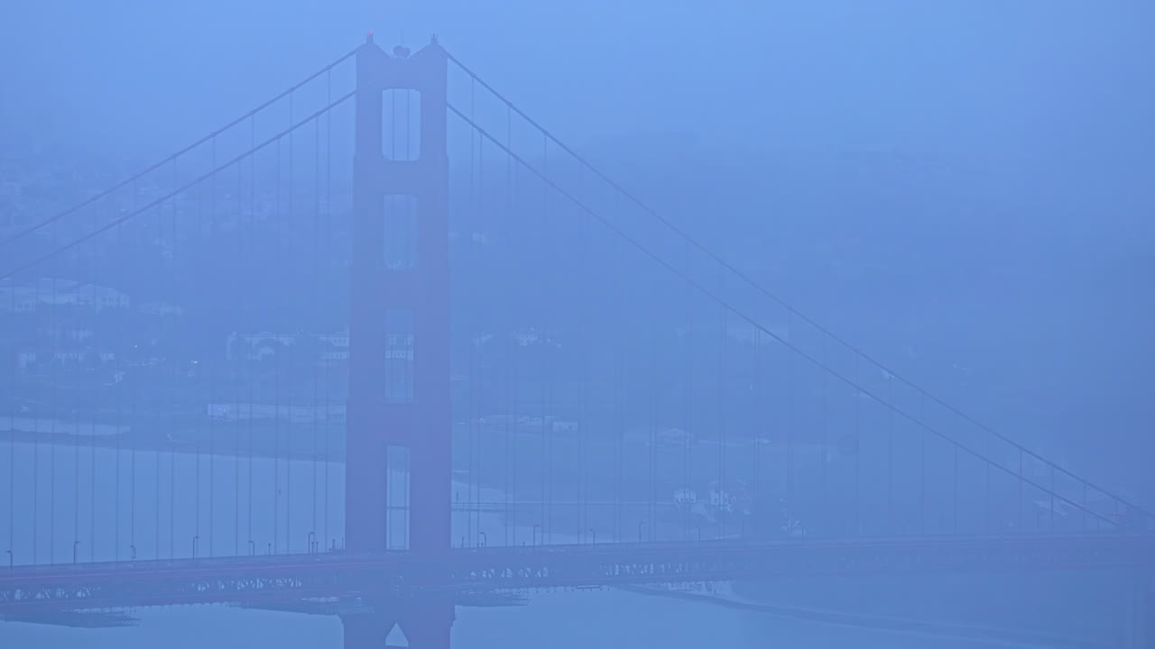 골든게이트 다리의 기둥은 안개로 여 있습니다. - 샌프란시스코 타임스
