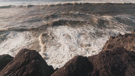 Olas-Rompiendo-En-La-Costa-Rocosa