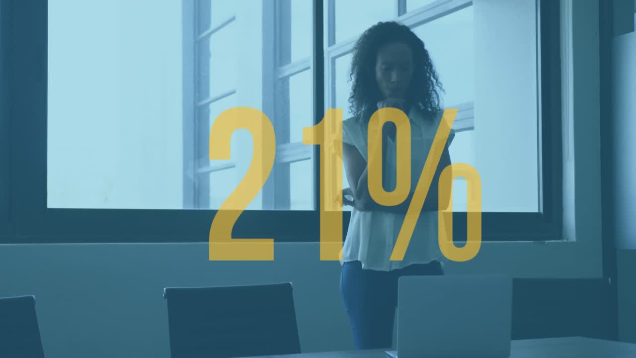 animación de un porcentaje creciente contra una mujer afroamericana pensativa que usa una computadora portátil en la oficina.