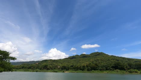 時間流逝,河景,山丘和藍色雲,非常陽光明<unk>的天氣