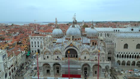 Antena-De-4k-De-San-Marco,-El-Puente-De-Rialto-Y-Los-Canales-En-Venecia,-Italia-En-Un-Día-Nublado-8