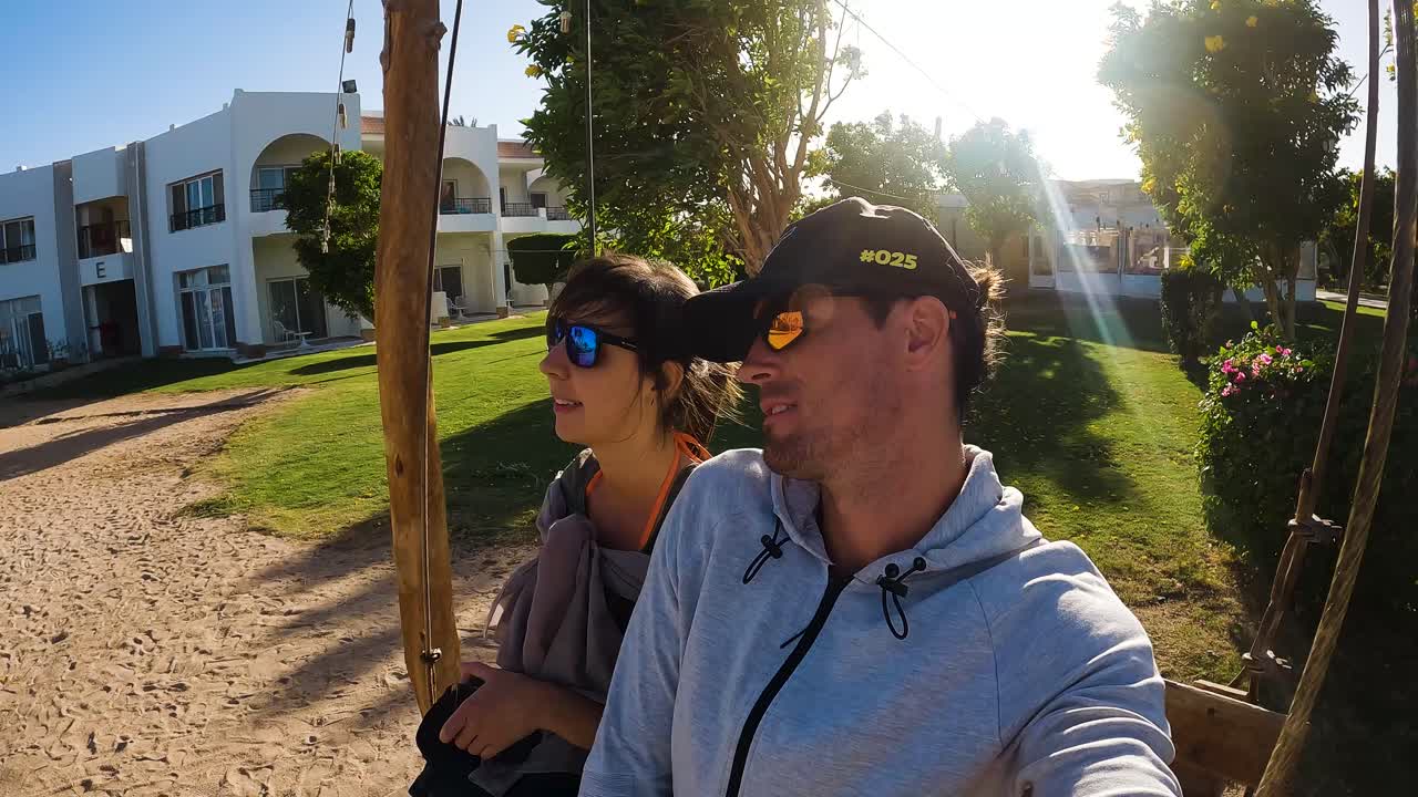 selfie de una pareja joven relajándose en un columpio en vacaciones en egipto