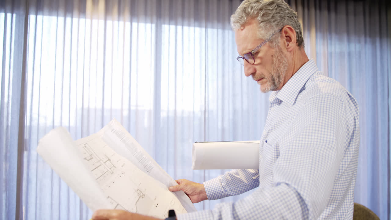 arquitecto mirando el plano