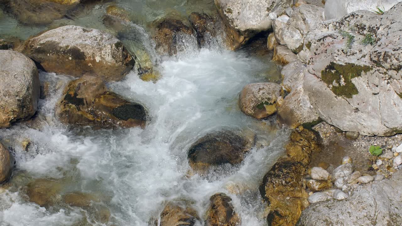 Piccole cascate che sfociano in una pozza naturale, fiume selvaggio con zoom indietro al rallentatore