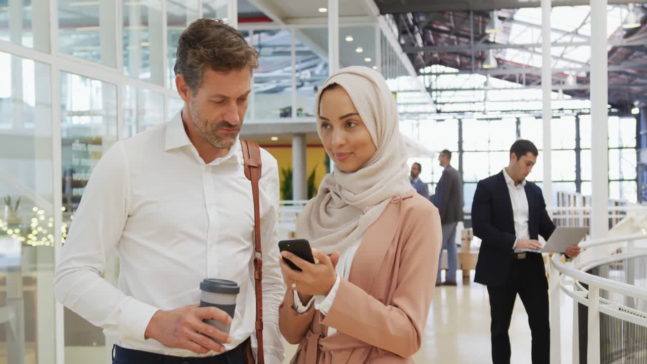 컨퍼런스 홀에서 스마트폰을 사용하는 비즈니스 사람들