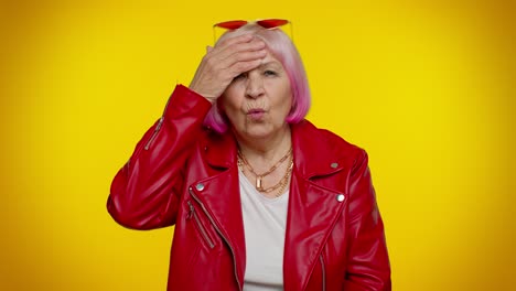 abuela mayor molesta mujer haciendo el rostro gesto de la palma, sentirse aburrido, decepcionado con el resultado, malas noticias