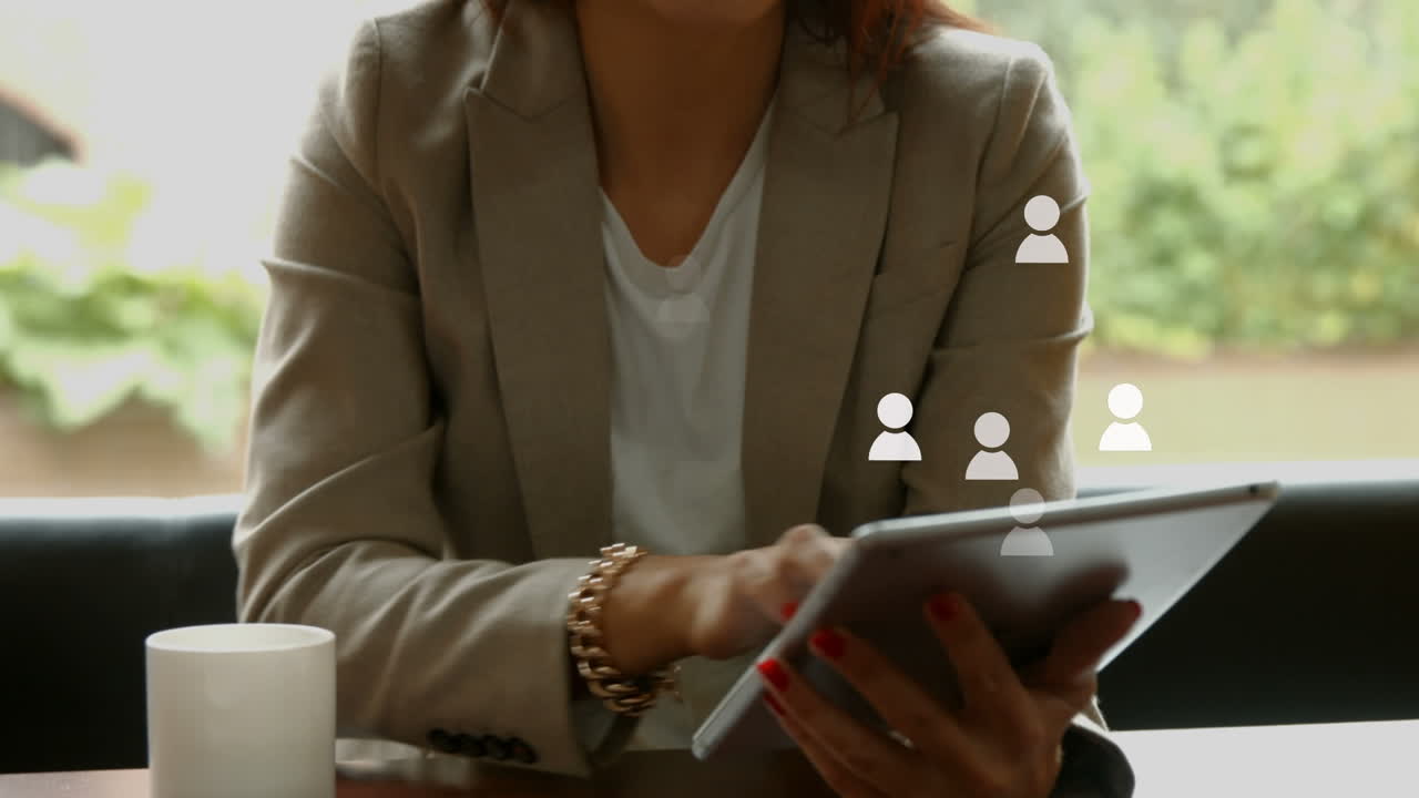 Animazione di reazioni di social media sulle mani di una donna caucasica che usa un tablet