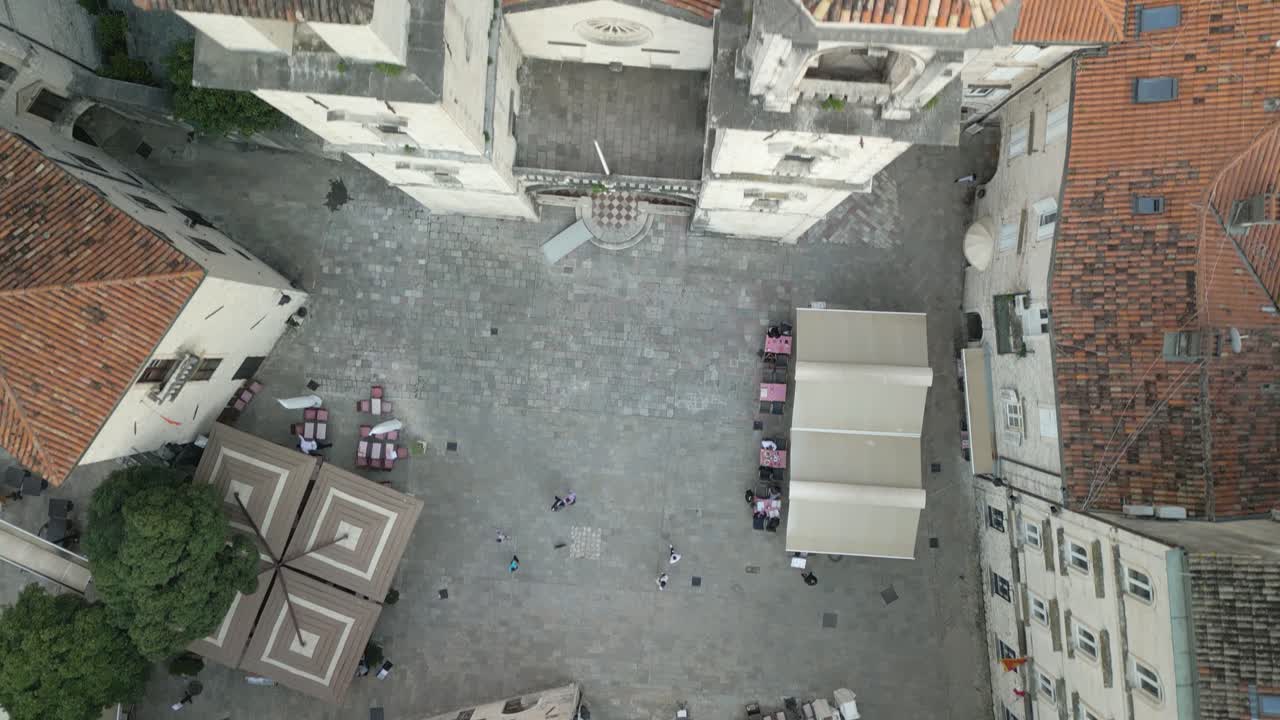 몬테네그로의 높은 세인트 트리폰 대성당 위에서 촬영된  다운 드론 도리