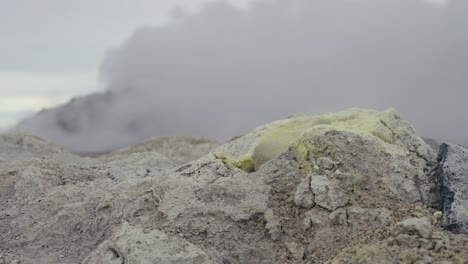 Nahaufnahme-Eines-Blassgelben-Dampfentlüftungslochs-Am-Boden,-Das-Den-Dampf-Herausdrückt,-Island