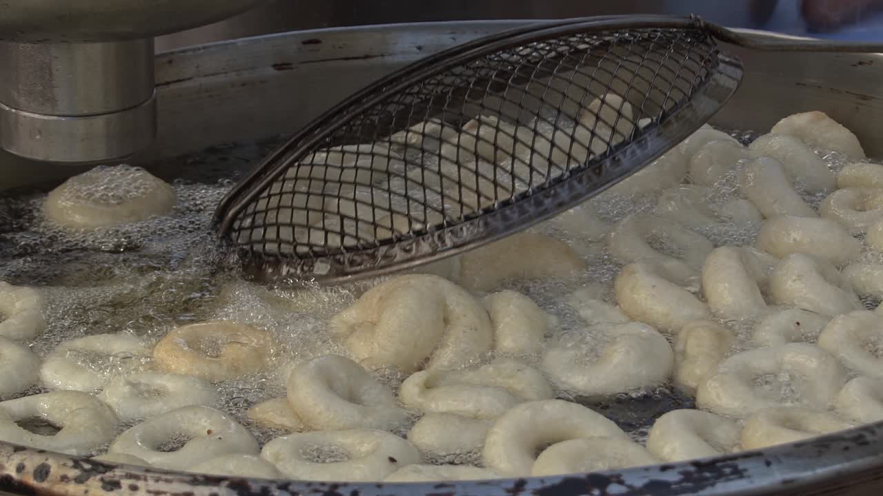 이 달한 긴 조각은 터키의 전통적인 거리 디저트입니다.