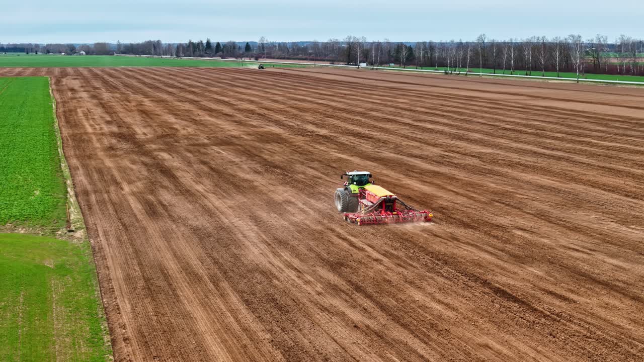 Un trattore lavora un vasto terreno agricolo sotto un cielo sereno, mettendo in mostra le moderne pratiche agricole. Ideale per temi legati all'agricoltura, alla tecnologia e alla sostenibilità.