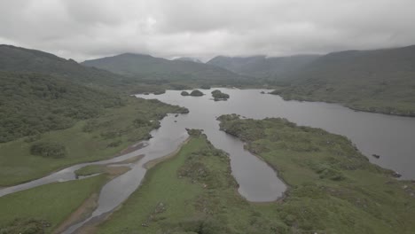 Hermoso-Paisaje-De-La-Naturaleza-Con-Un-Lago-Tranquilo-Rodeado-De-Montañas-Boscosas-En-La-Brecha-De-Dunloe,-Condado-De-Kerry,-Irlanda