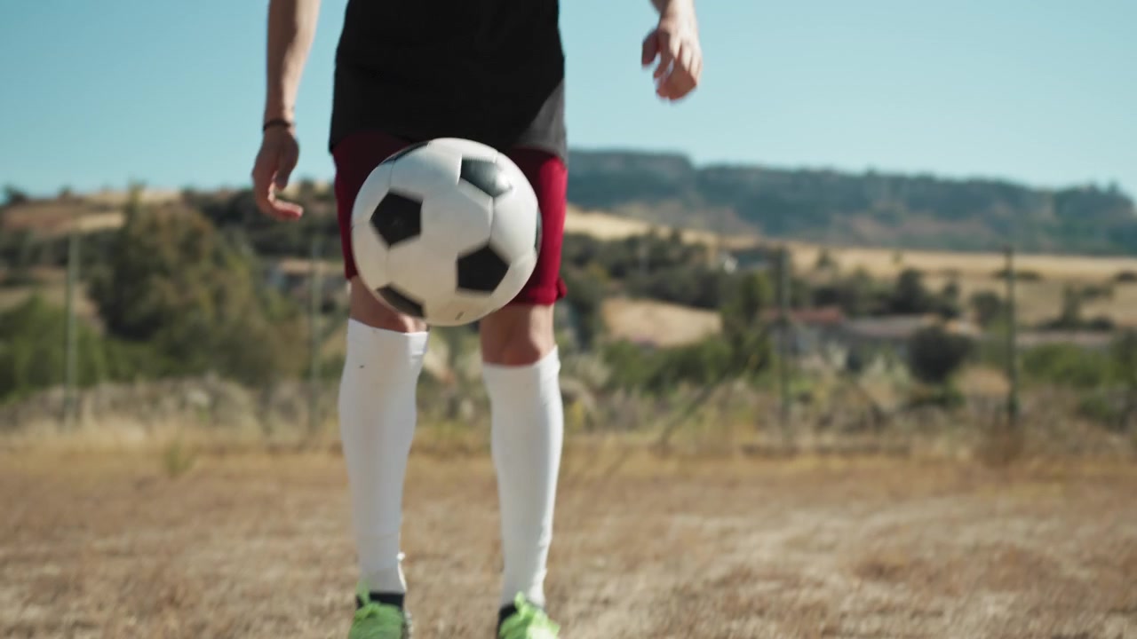 Primo piano di un pallone durante un esercizio di dribbling.