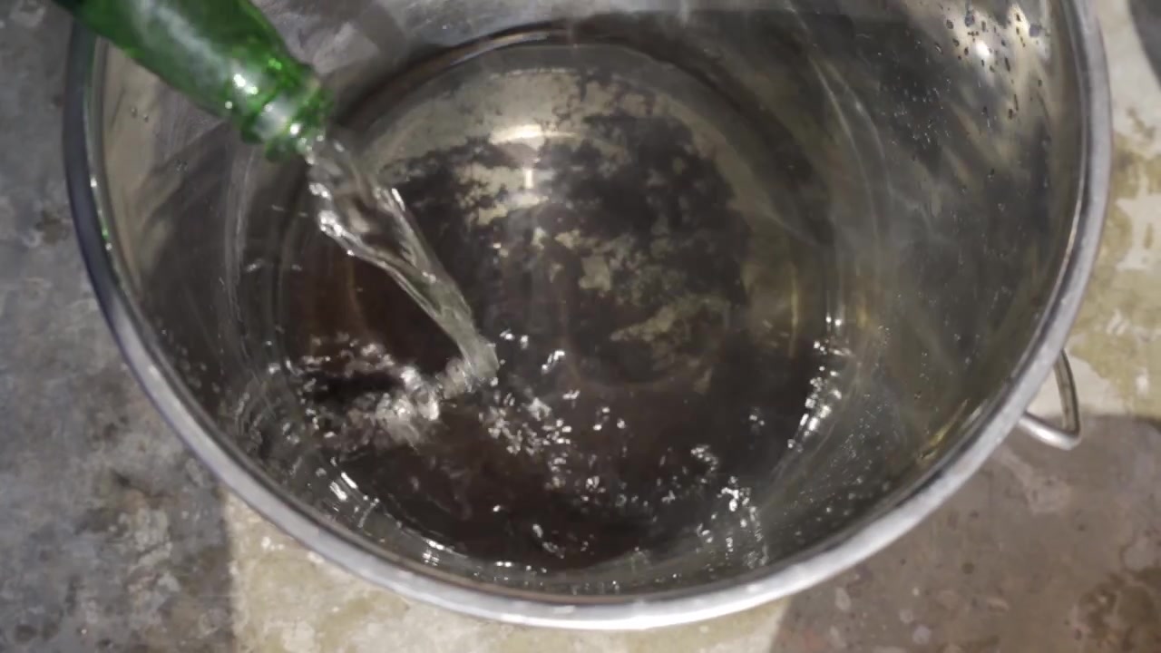Extração de ouro em uma pequena oficina usando métodos químicos.