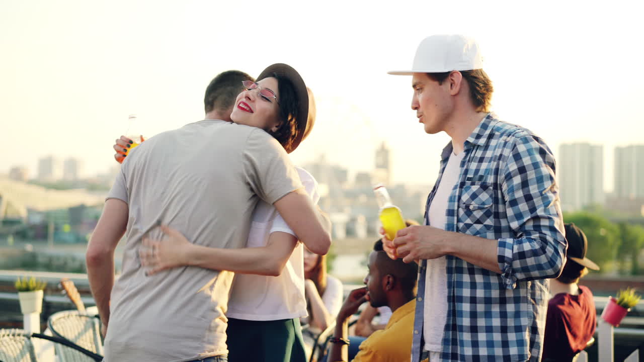 fiesta en la azotea con amigos