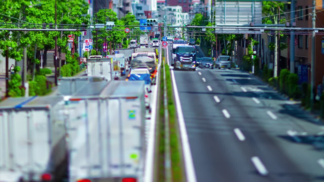도쿄의 도시 거리에서 미니어처 교통체증의 타임스