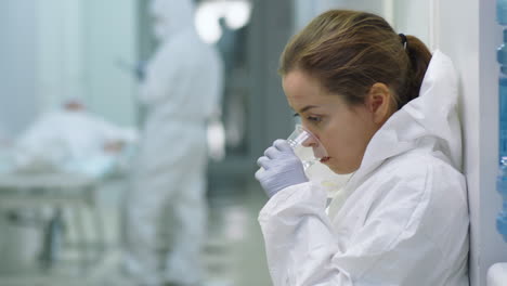 retrato de una doctora cansada en traje de protección en el trabajo