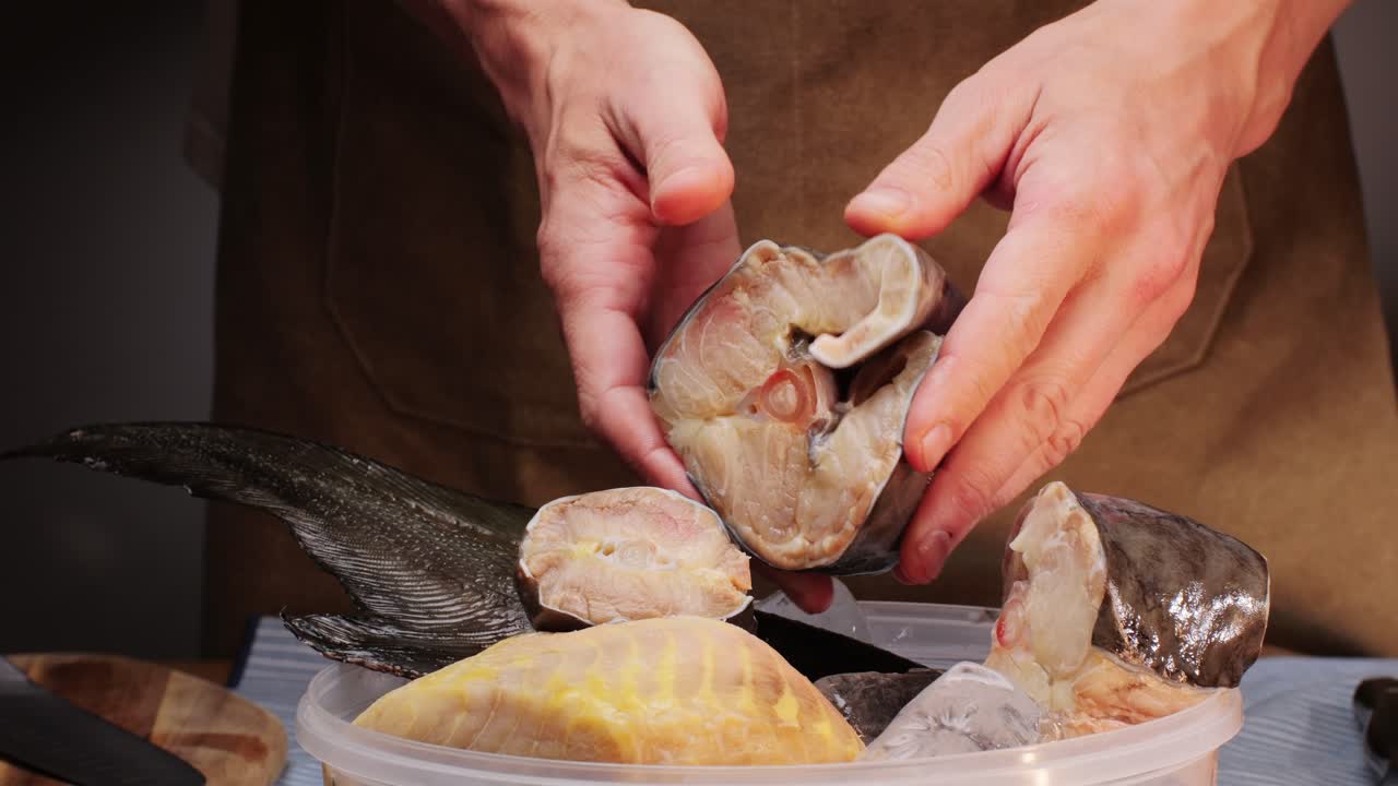 신선한 물고기를 준비하는 것