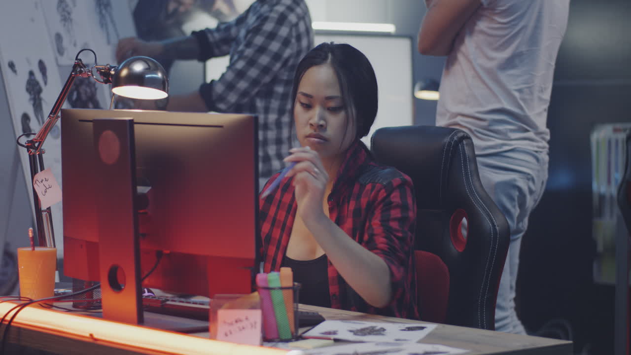 컴퓨터 에서 일 하는 여성 그래픽 디자이너