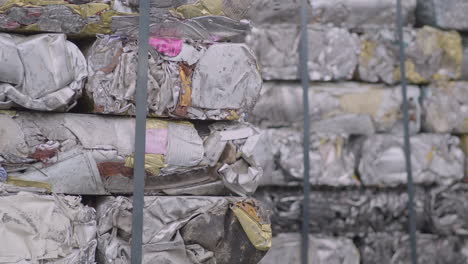 cerrar la inclinación hacia abajo disparo de varios materiales de aluminio crudo empacados adecuadamente en un almacén