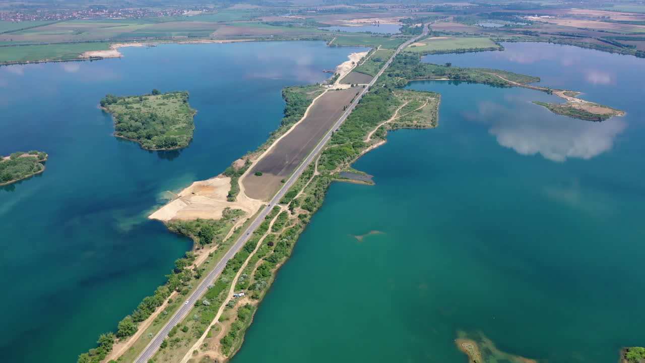 2개의 호수와 풍경 사이의 아름다운 풍경을 가로지르는 고속도로