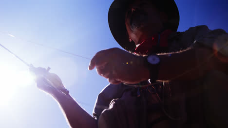 hombre pescando con la mosca en el río