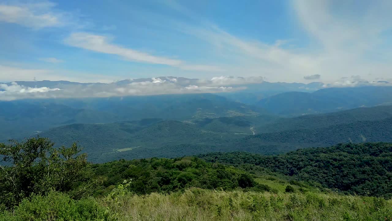 녹색 산악 지형 풍경에 대한 긴 패닝 보기