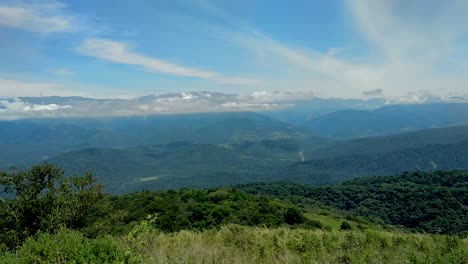 vista panorámica larga sobre el paisaje verde del terreno montañoso