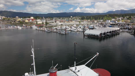 Remolcador-Que-Ahora-Sirve-Como-Alojamiento-Y-Desayuno-Buque-En-Port-Alberni,-British-Columbia,-Canadá