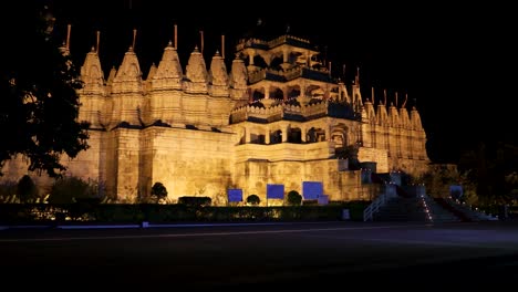 Das-Beleuchtete,-Antike,-Einzigartige-Tempelarchitektur-Wurde-Nachts-Aus-Einem-Anderen-Blickwinkel-Im-Ranakpur-Jain-Tempel-In-Rajasthan,-Indien,-Aufgenommen.