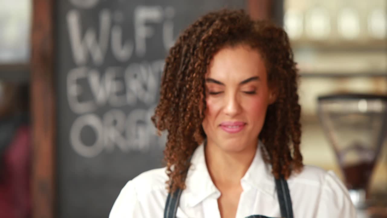 Barista sorridente che porge due tazze di caffè
