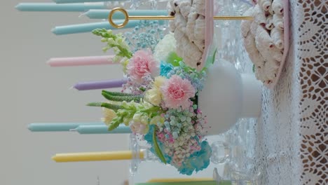 elegancia floral y tonos pastel: una sinfonía de velas y flores