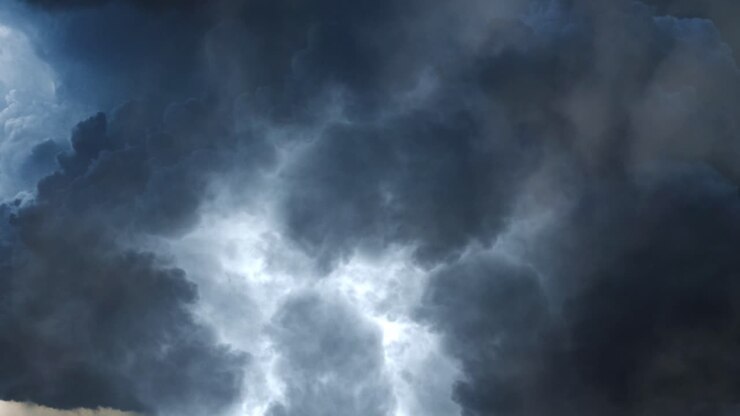 Nuvole scure e minacciose. Nuvole tempestose, scure e minacciose