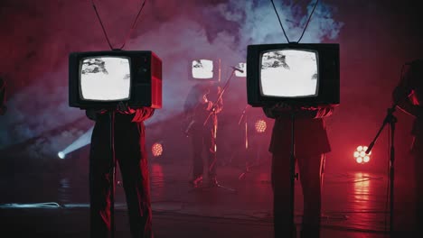 actuación de la banda con cabezas de televisión retro
