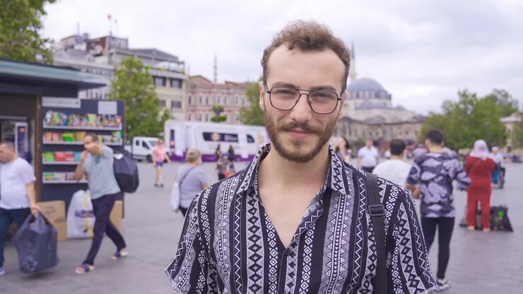 Giovane uomo che sorride in camera