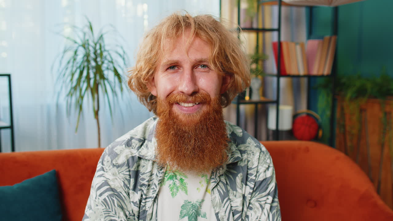 feliz hombre tranquilo sonriente amistoso expresión de alegría sentirse satisfecho concepto buenas noticias celebrar la victoria