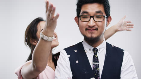 Asiatisches-Paar-Feiert-Hochzeit-In-Zeitlupe,-Hochzeitsfotokabinen-Serie