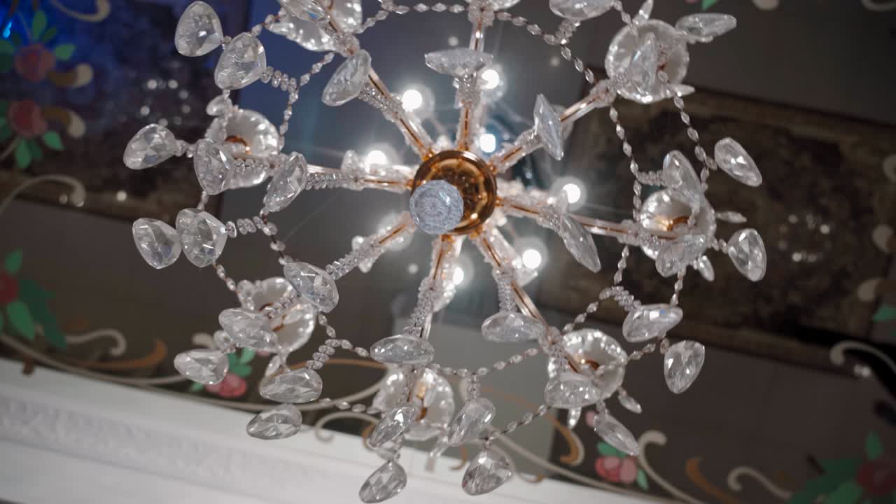 거울 천장이 있는 아름다운 들리어