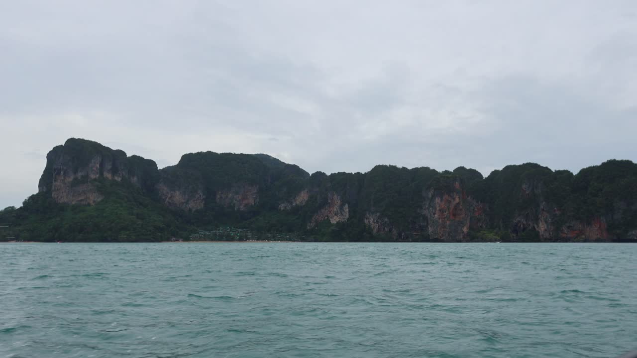 바위 섬 들 을 지나가는 경치 좋은 보트 타기