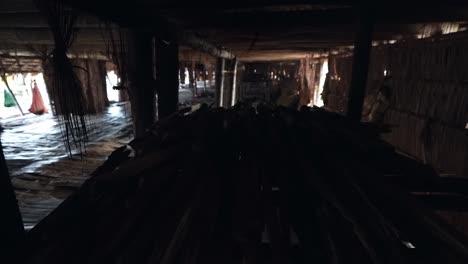 hombres indonesios solteros dentro de la casa del soltero, olla en llamas dentro de la cabaña