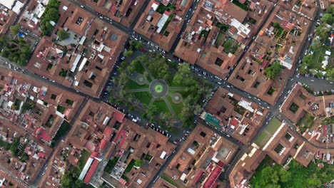 Vista-De-Arriba-Hacia-Abajo-A-Gran-Altitud-De-La-Plaza-Principal-De-Pátzcuaro,-Michoacán,-Al-Amanecer.