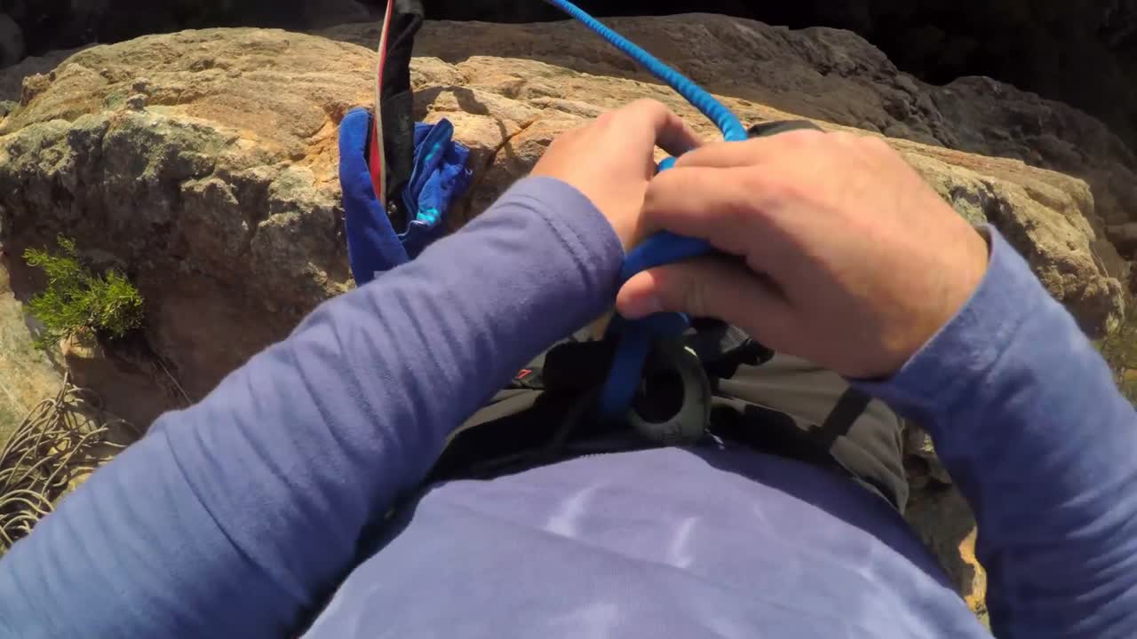 alpinista atando la cuerda para aprovechar 4k