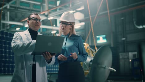 ingeniero y técnico que trabaja en la construcción de satélites. agencia aeroespacial: equipo diverso de científicos que utilizan equipos tecnológicos y computadoras portátiles para desarrollar naves espaciales para la exploración espacial.