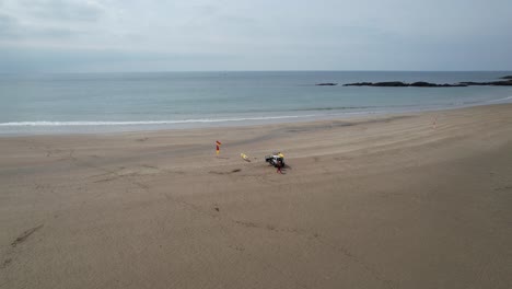 socorrista en devon beach reino unido con perro drone vista aérea