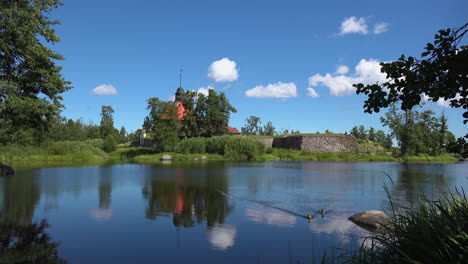 Museum-Festung-Korela-Wirkt-Tiefgreifend-Durch-Seinen-Faszinierenden-Blick-Auf-Den-See,-Dort-Schwimmen-Einige-Enten,-Russland