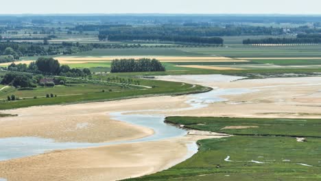 Lago-Y-Río-Que-Fluye-A-Través-Del-Paisaje-De-Pólder-Verde-En-Los-Países-Bajos-Y-La-Frontera-Con-Bélgica,-Reserva-Natural-Het-Zwin