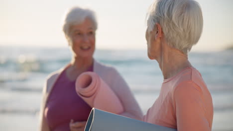 fitness, yoga y mujer mayor en la playa