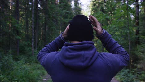 hombre caminando en el bosque