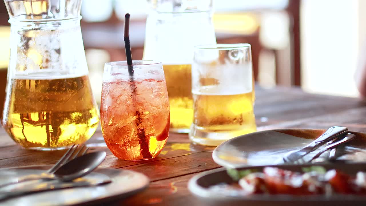 spritz de aperol y cerveza en una mesa