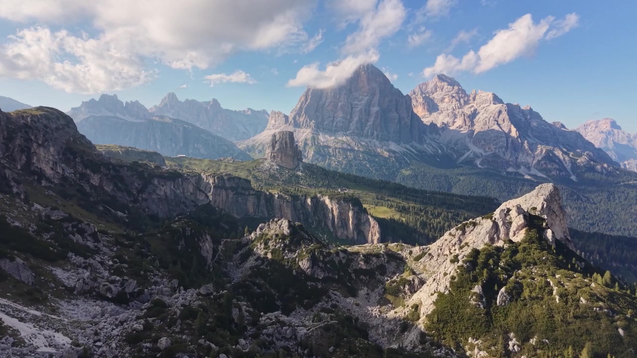 Vista aerea con drone del paesaggio aspro delle Cinque Torri vicino al Passo Giau, con imponenti formazioni calcaree, terreno roccioso e foreste alpine